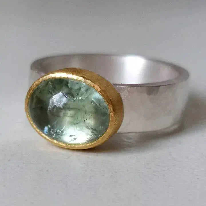 Green ring with rounded stone, Classic