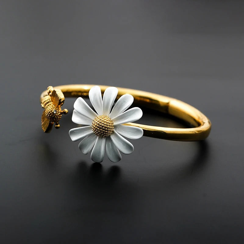 Trendy Gold Daisy & Bee Bracelet
