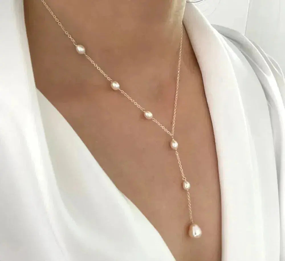Minimalist style pearl necklace