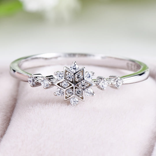 Elegant Zirconia Snowflake Ring